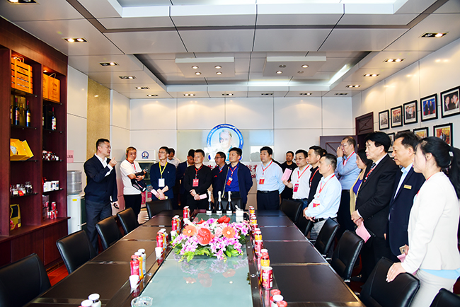 “相聚榴乡共谋发展”产业英才恳谈会考察团到美果来参观
